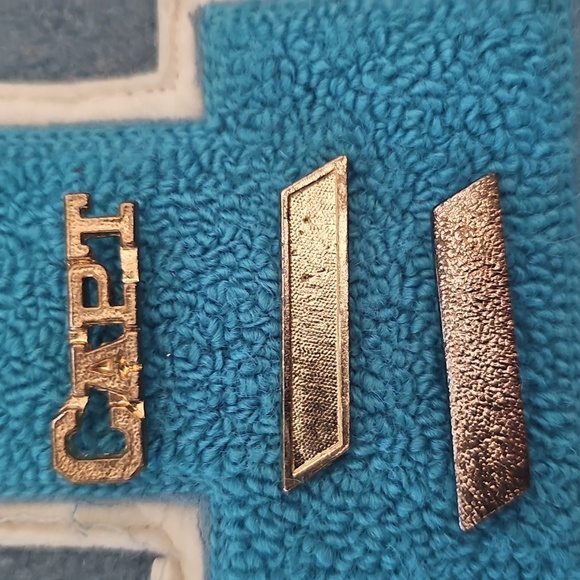 Bundle Of Gold Letterman Medals: Captain, 2 Gold Bars & a Wrestling Medal - Picture 2 of 7